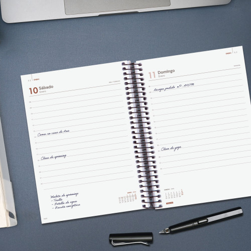 AGENDA 2026 BASIC OPAQUE E10 155X212MM DIA PAGINA BURDEOS - Imagen 2